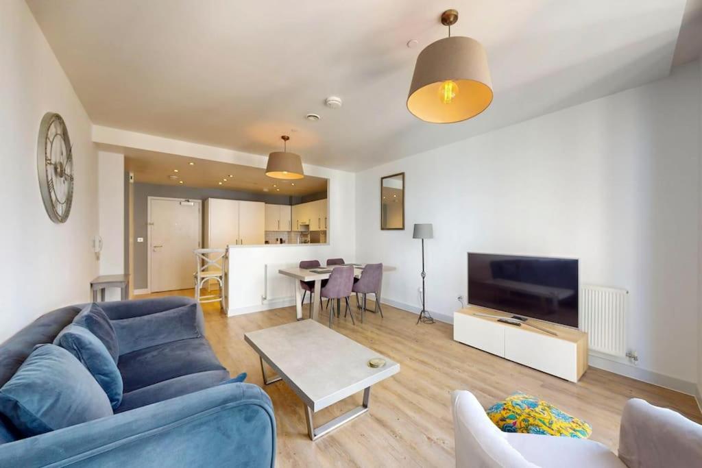 1bed Flat With Views - 1min Walk To Tube Station *