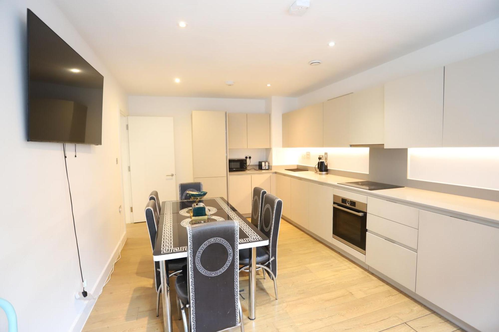 Spacious 3-story Retreat With Rooftop Terrace And Modern Amenities Apartment