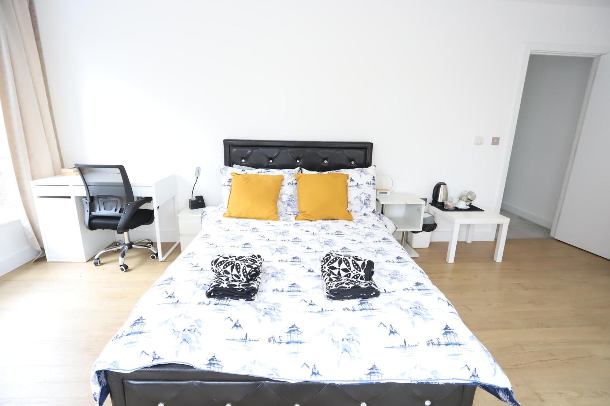 Spacious 3-story Retreat With Rooftop Terrace And Modern Amenities Apartment *