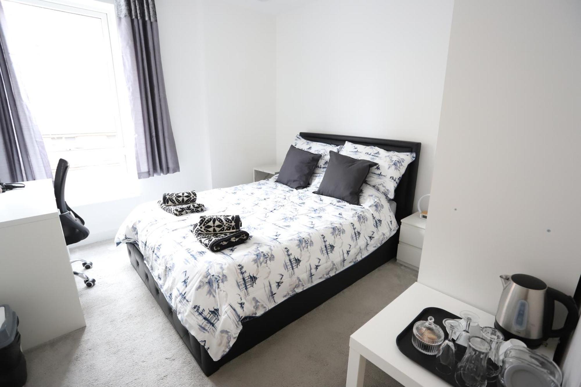Apartment Spacious 3-story Retreat With Rooftop Terrace And Modern Amenities London