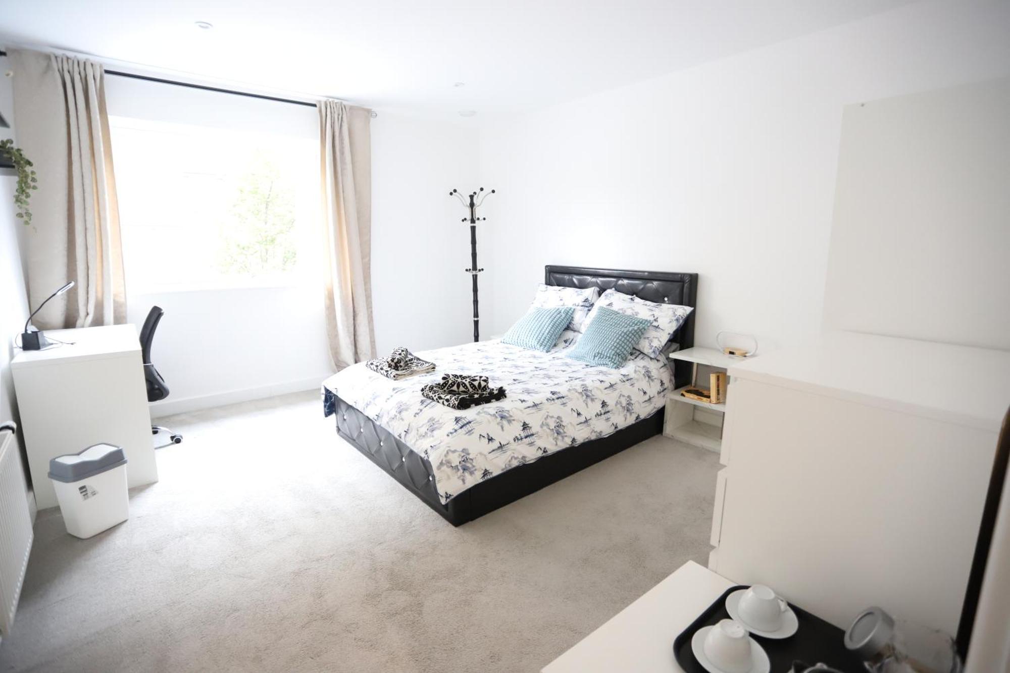 Apartment Spacious 3-story Retreat With Rooftop Terrace And Modern Amenities