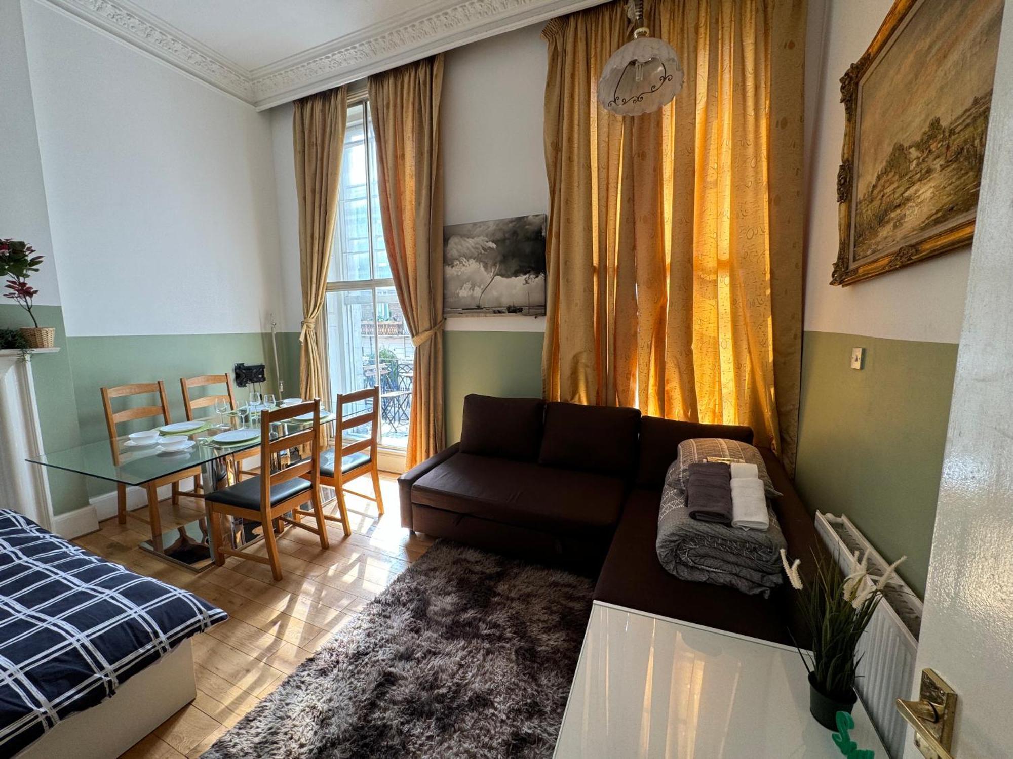 And Affordable Flat For 6 People In Zone 1 - Baker Street - With Breakfast Included Apartment