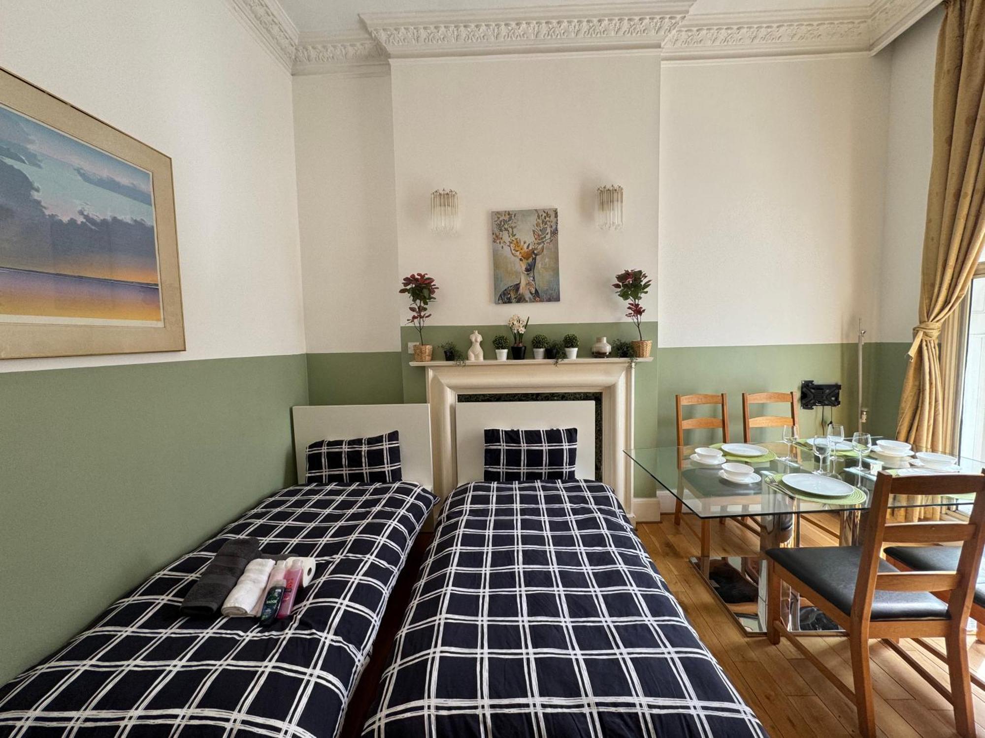 And Affordable Flat For 6 People In Zone 1 - Baker Street - With Breakfast Included * London