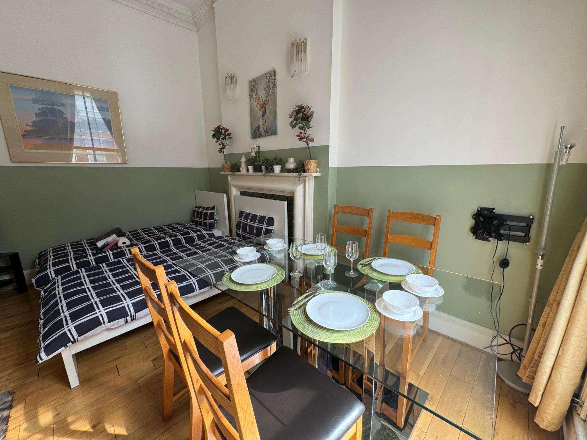 And Affordable Flat For 6 People In Zone 1 - Baker Street - With Breakfast Included London