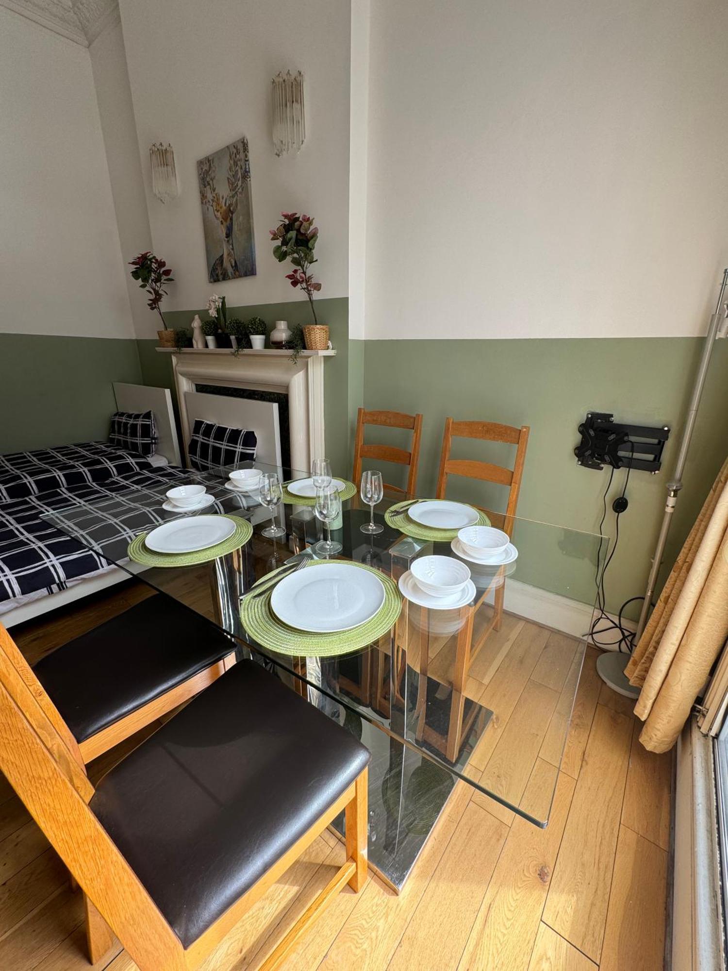 And Affordable Flat For 6 People In Zone 1 - Baker Street - With Breakfast Included * London