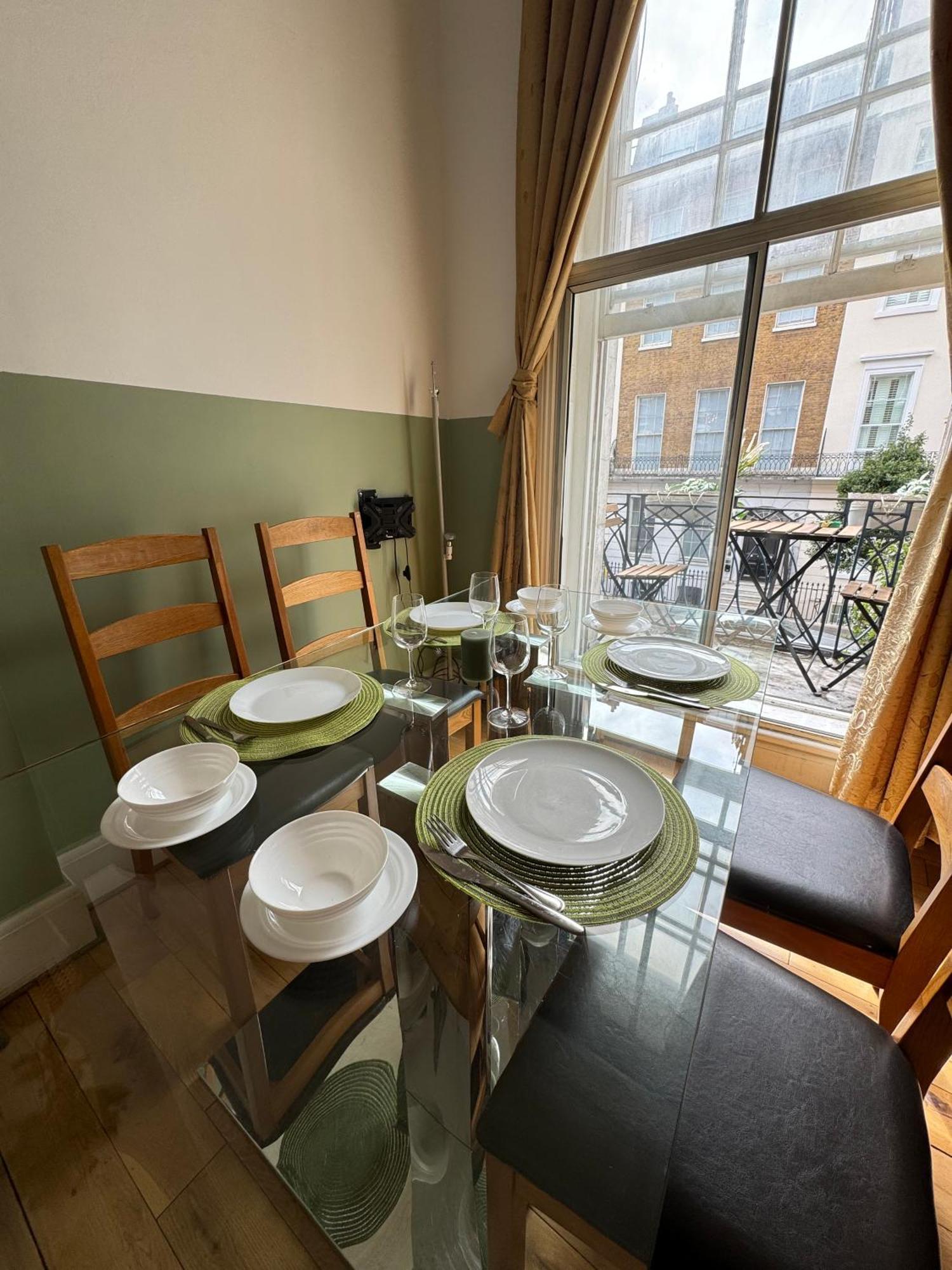 And Affordable Flat For 6 People In Zone 1 - Baker Street - With Breakfast Included Apartment