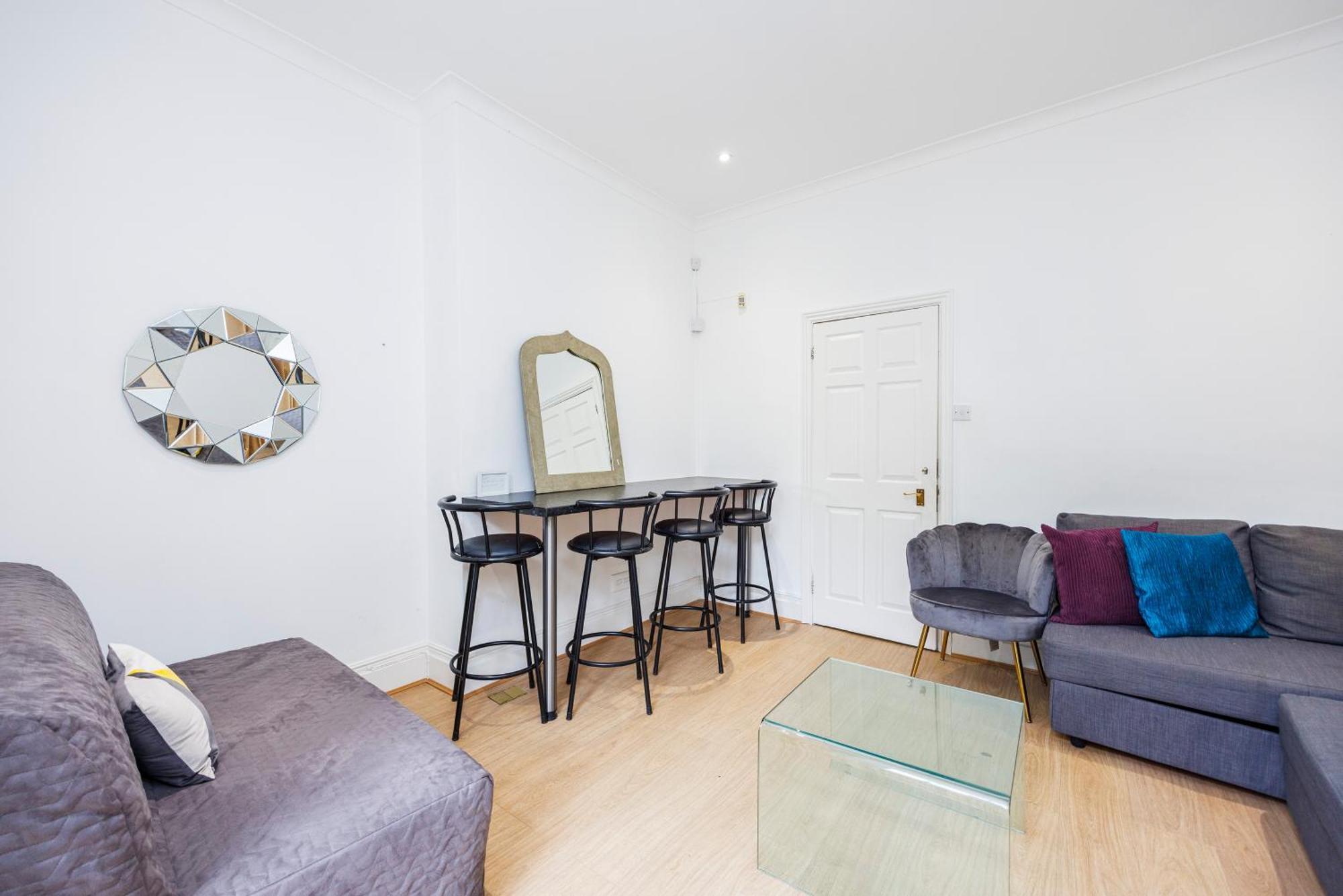 Hostel Heads On Bed Uk - The Spacious For The Larger Groups London