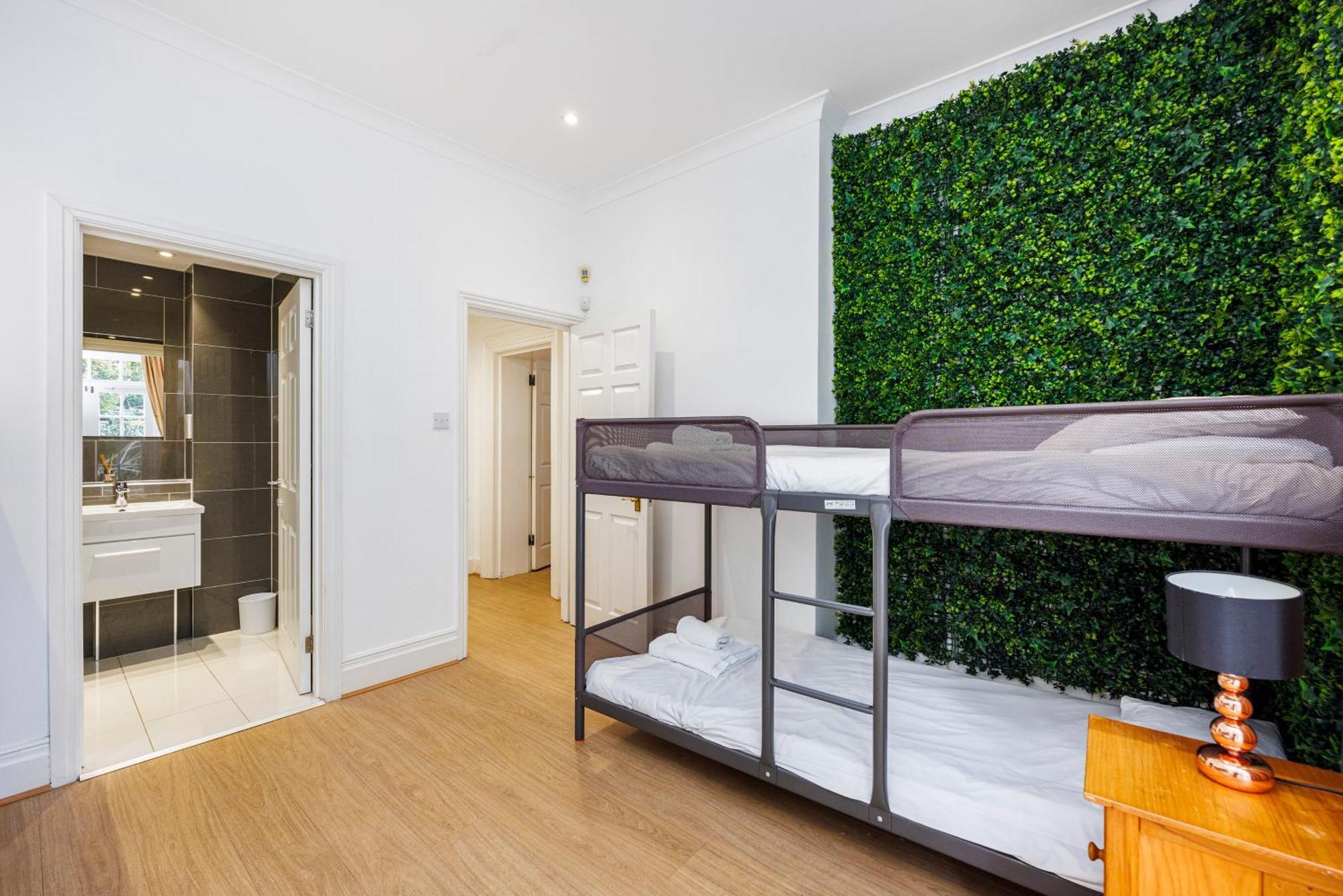 Heads On Bed Uk - The Spacious For The Larger Groups * London