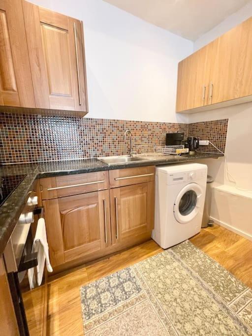 Lovely 1bdr Flat Next To Earls Court Station * London