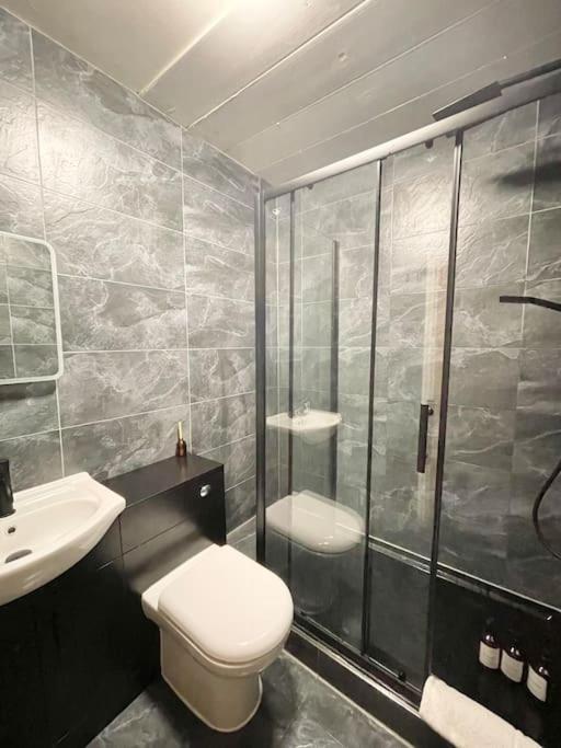 Lovely 1bdr Flat Next To Earls Court Station Apartment *