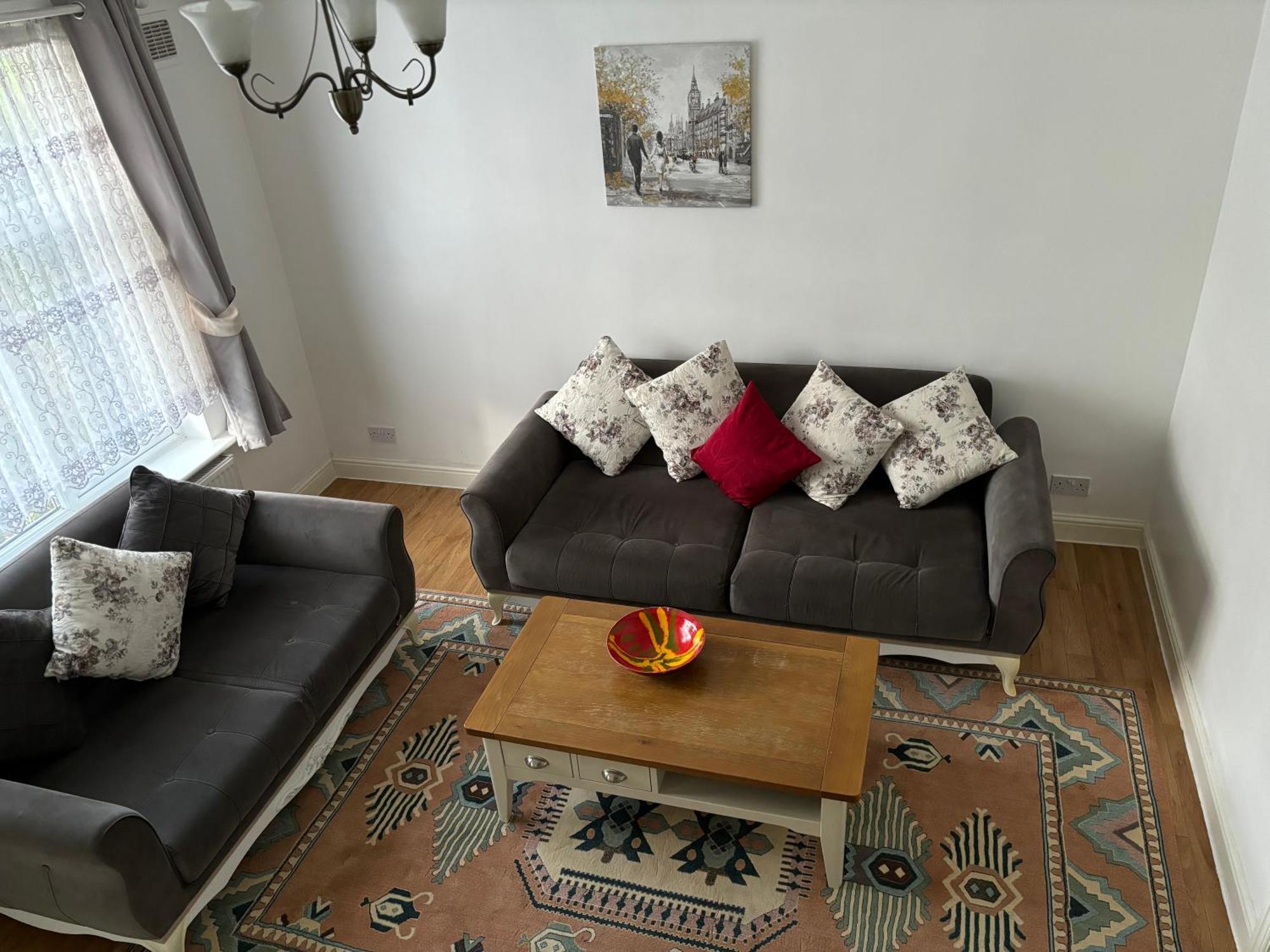 Spacious 2 Bedroom House With Garden Apartment *