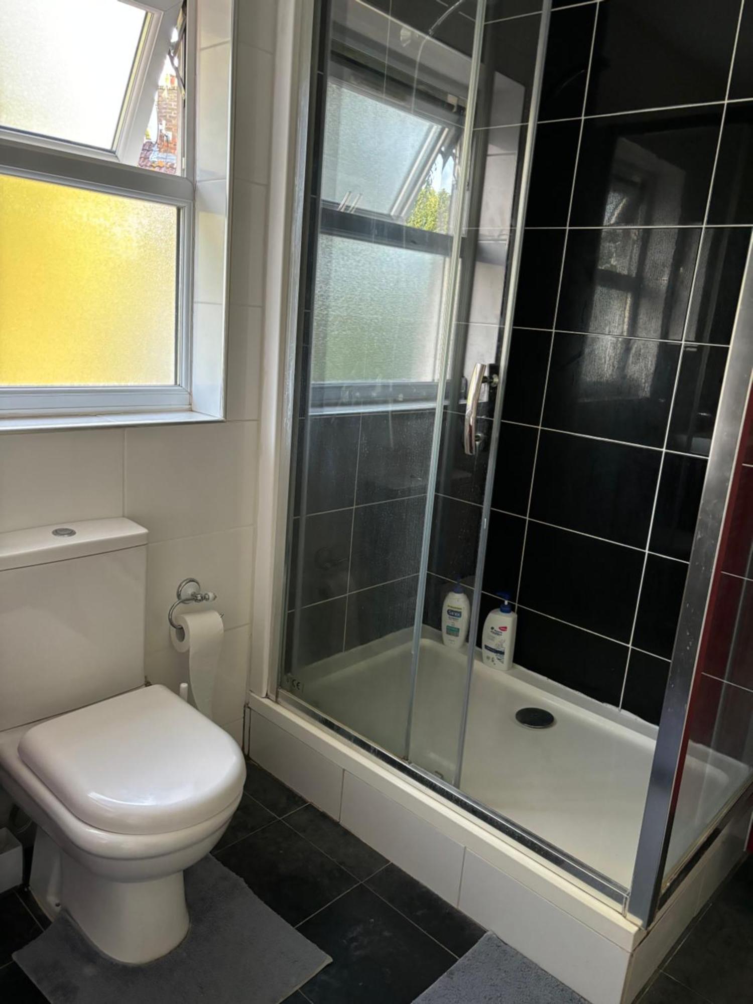Spacious 2 Bedroom House With Garden Apartment *