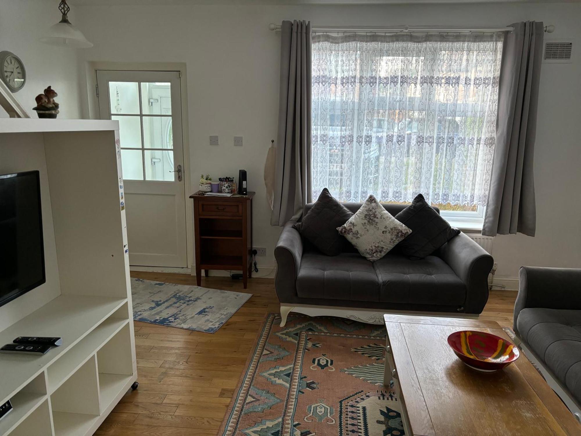 Spacious 2 Bedroom House With Garden Apartment *