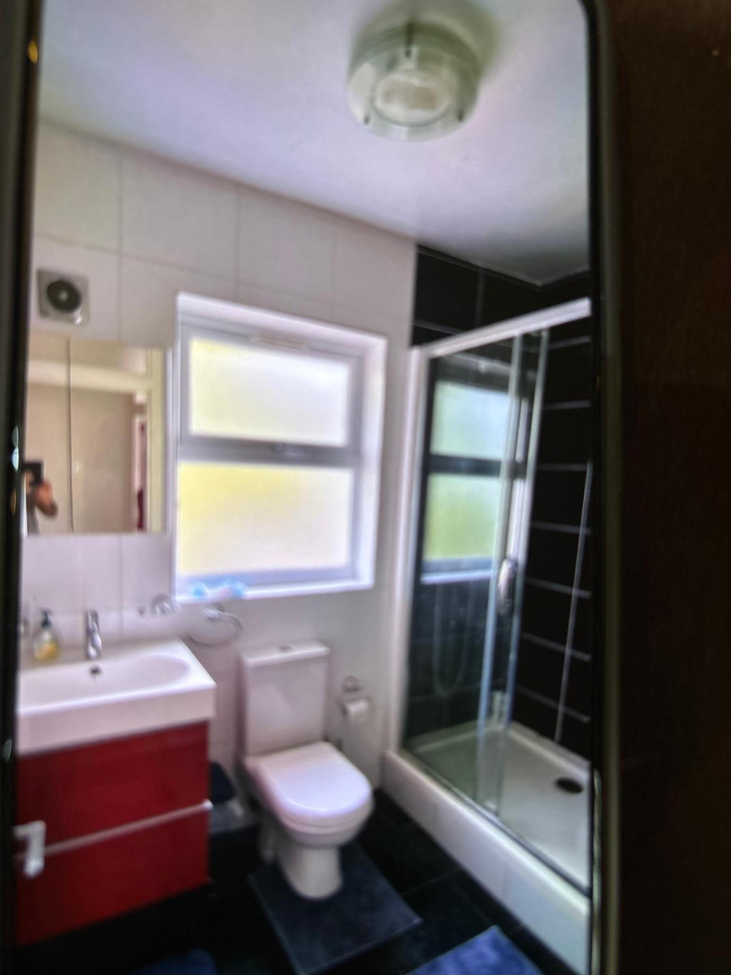 Spacious 2 Bedroom House With Garden Apartment *