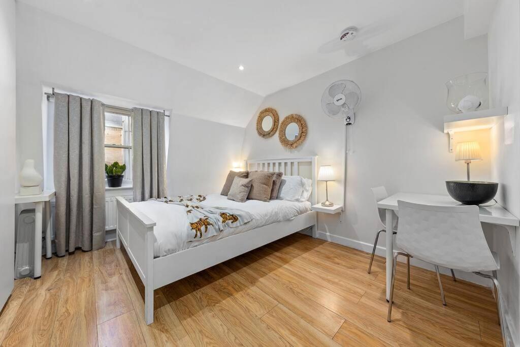 Apartment 3 Bedroom Flat In Mayfair Hy4 London