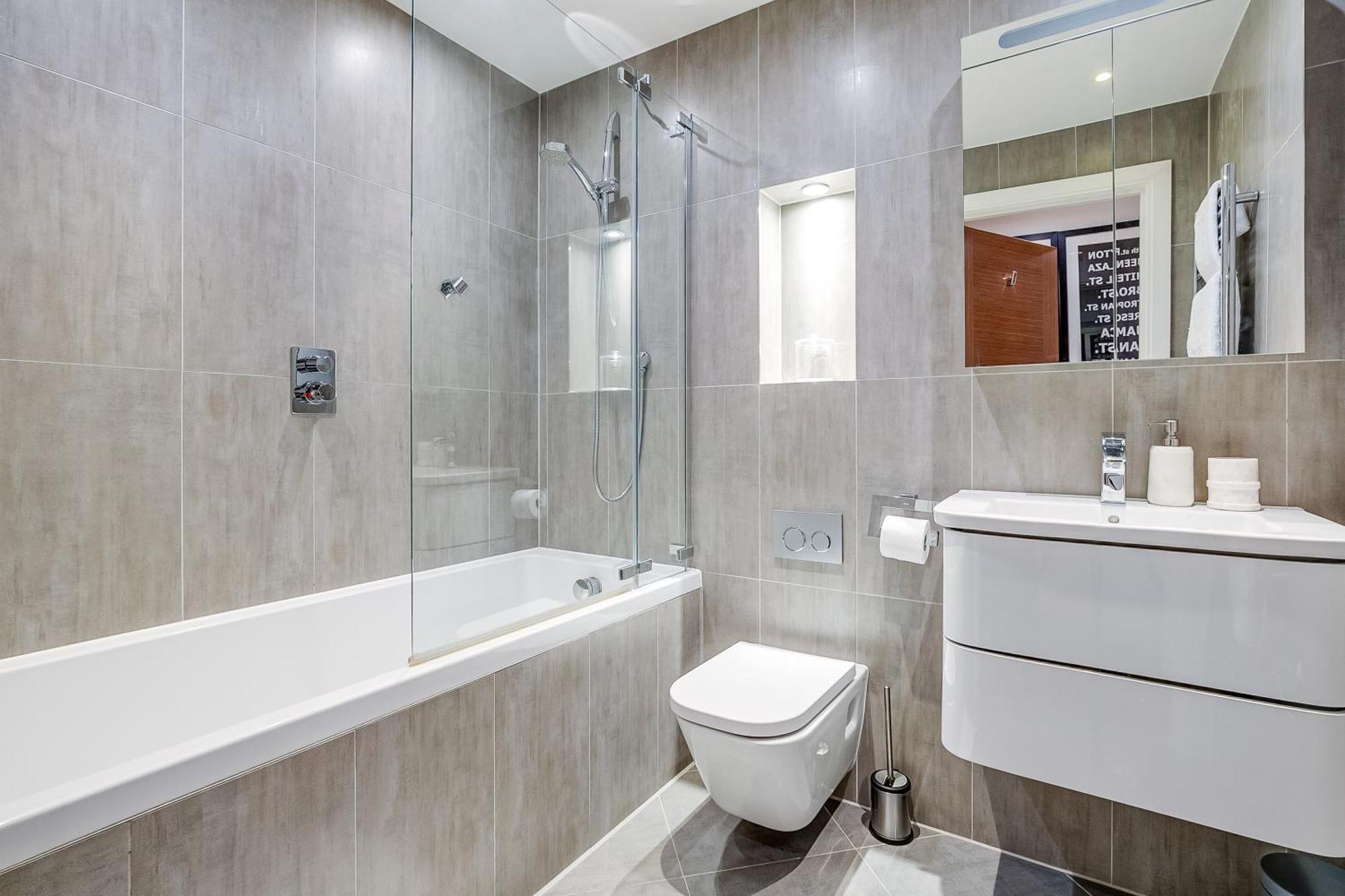 Chic 2br Haven Nestled In Vibrant Battersea Apartment London