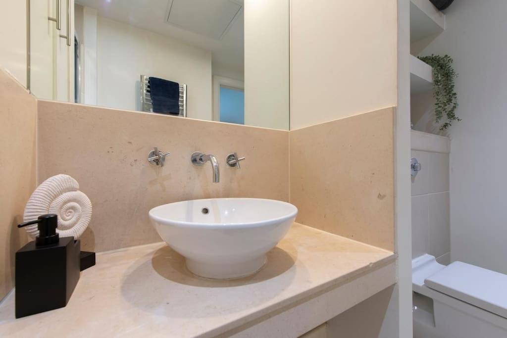 24hr Concierge, Gym, Pool, Museum, Shopping Centre Apartamento