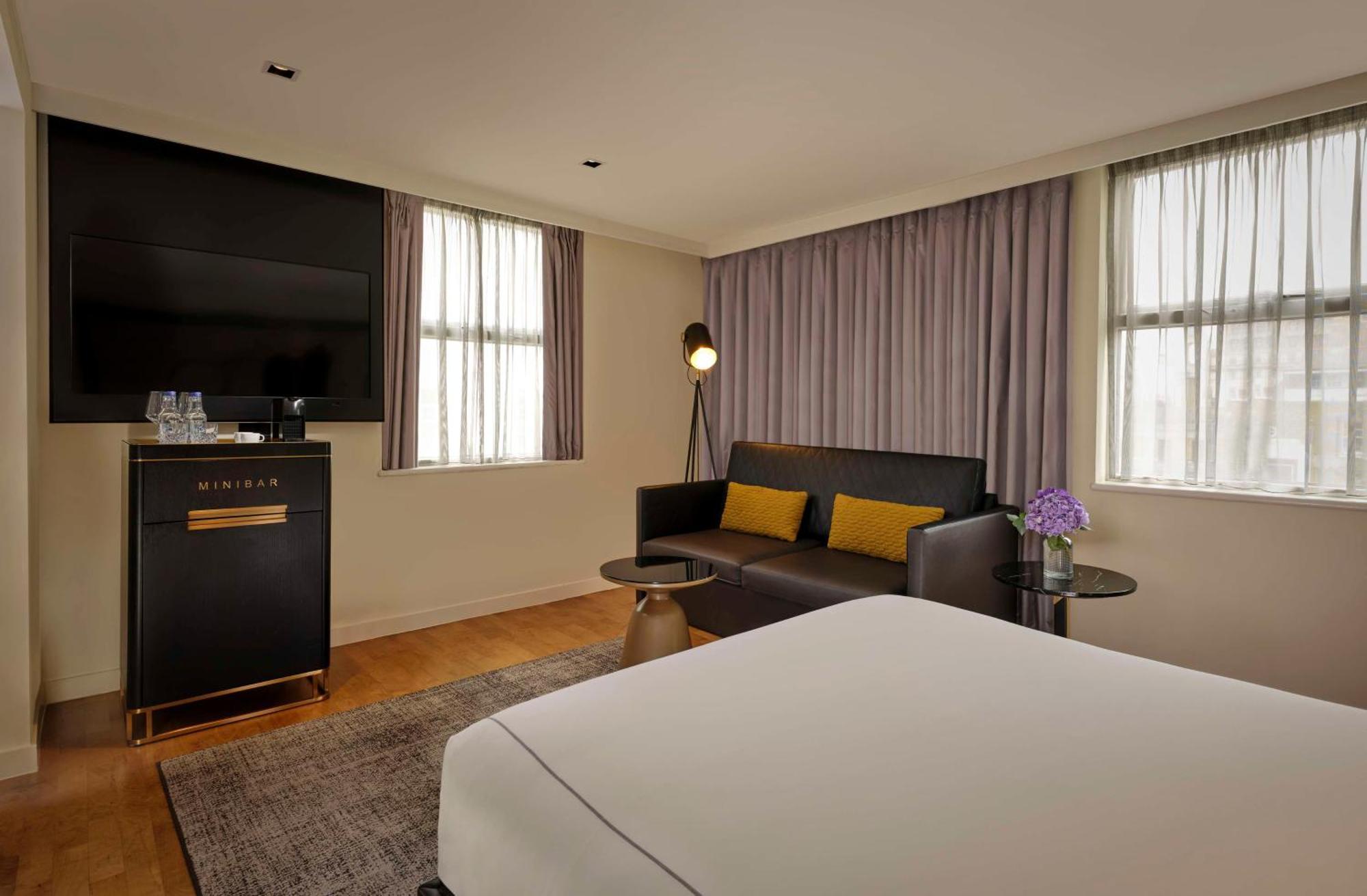 Holmes Hotel 4*