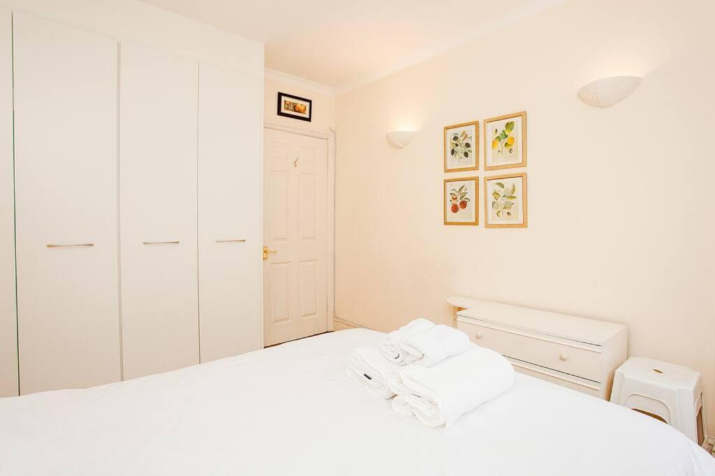 Bright 2 Bedroom Flat In *
