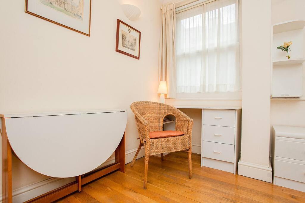 Bright 2 Bedroom Flat In *