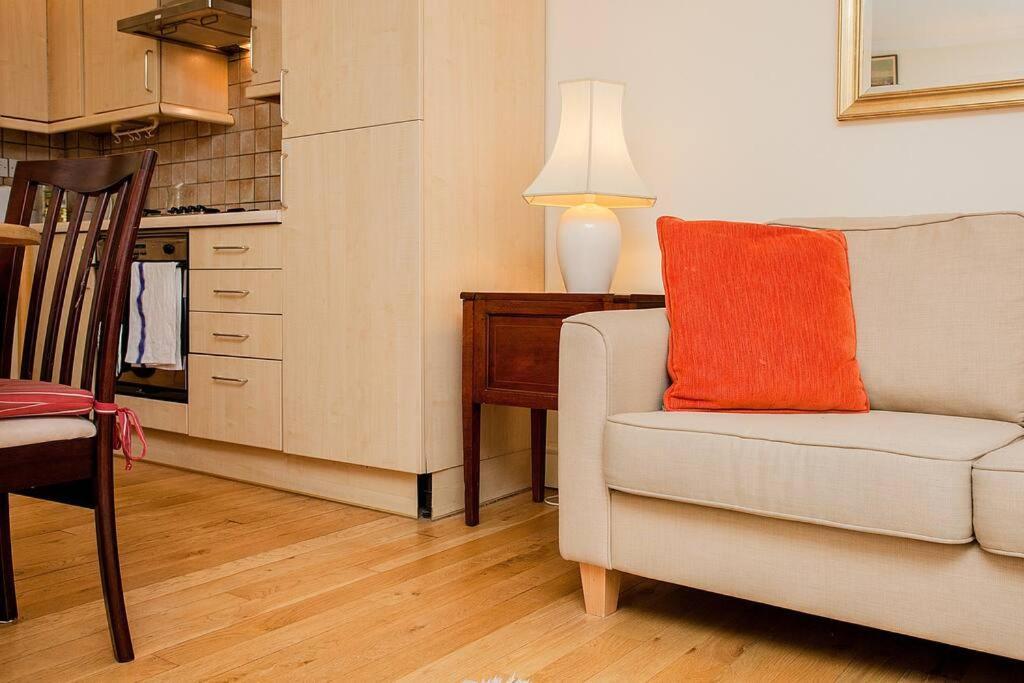Bright 2 Bedroom Flat In Apartment