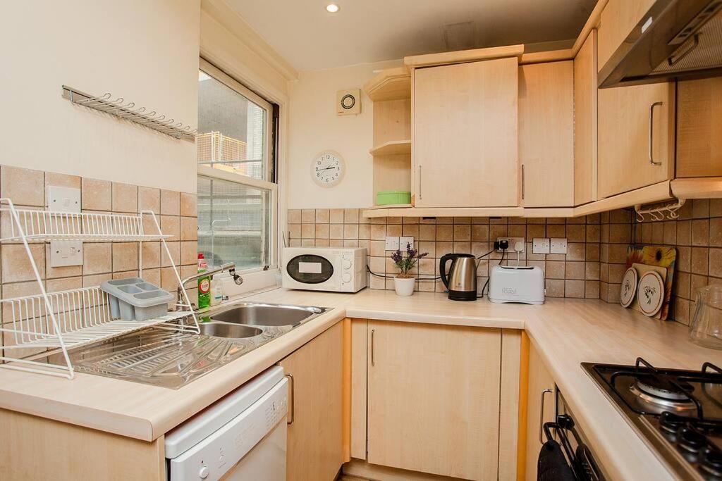 Bright 2 Bedroom Flat In Apartment