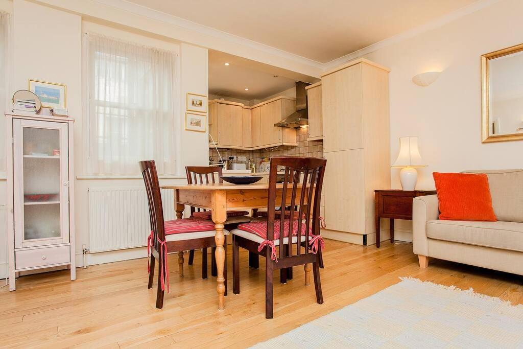 Bright 2 Bedroom Flat In Apartment *