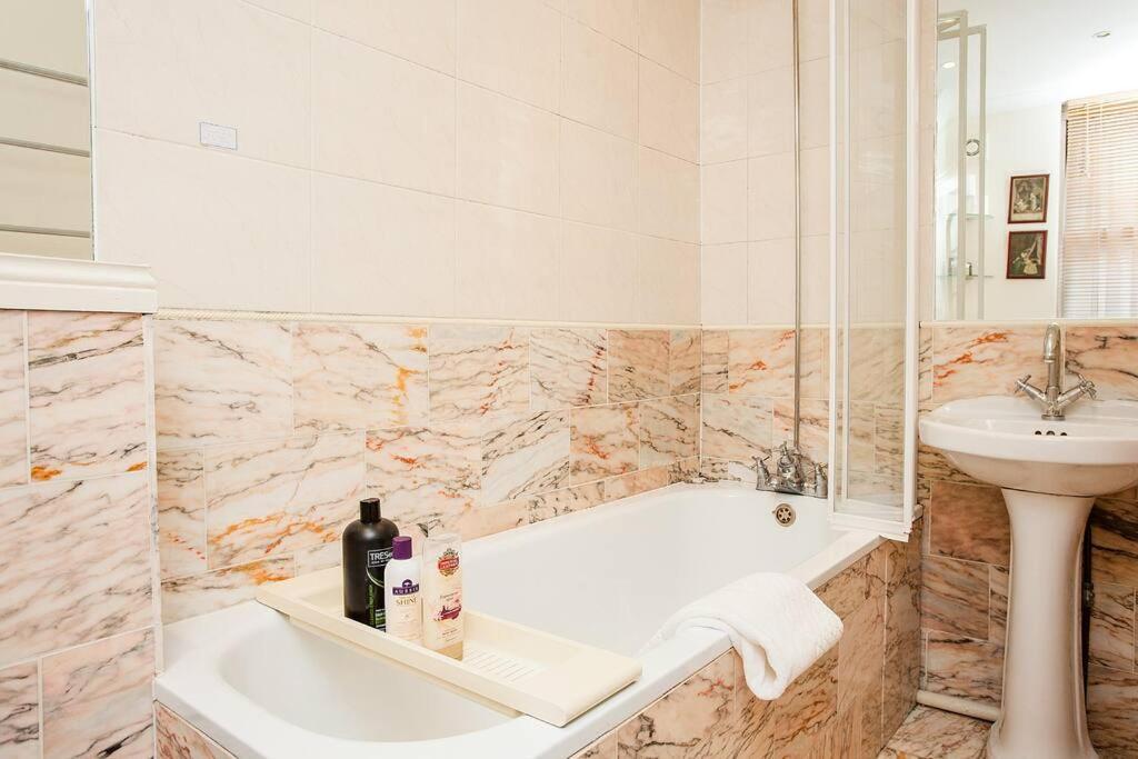 Apartment Bright 2 Bedroom Flat In *