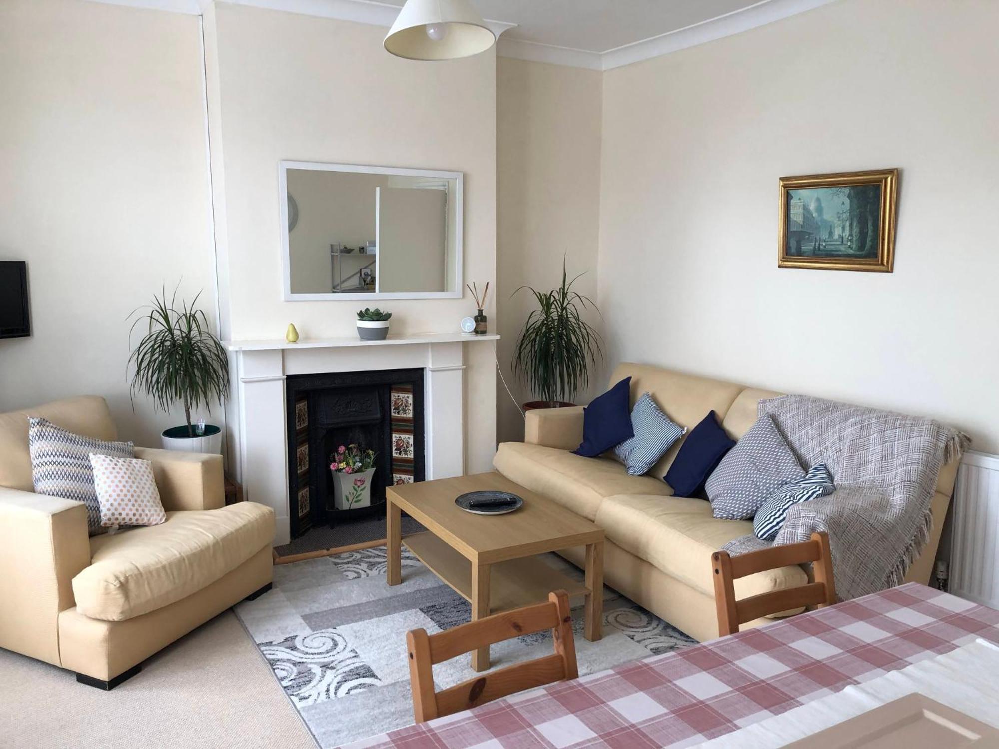 Spacious West 2 Bedroom Apartment London