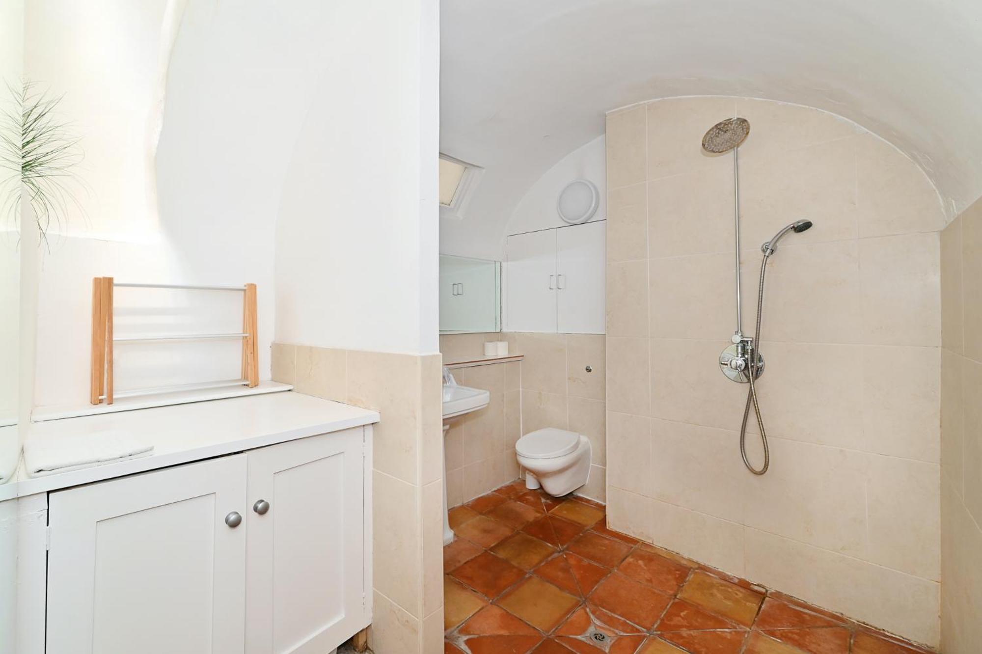 Apartment Spacious Soho On Quaint Cobbled Street London