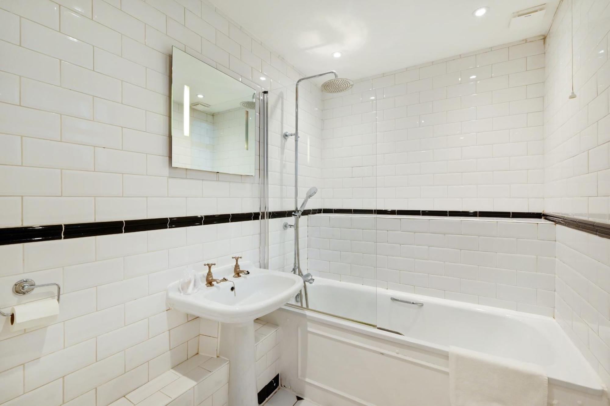 Spacious Soho On Quaint Cobbled Street London