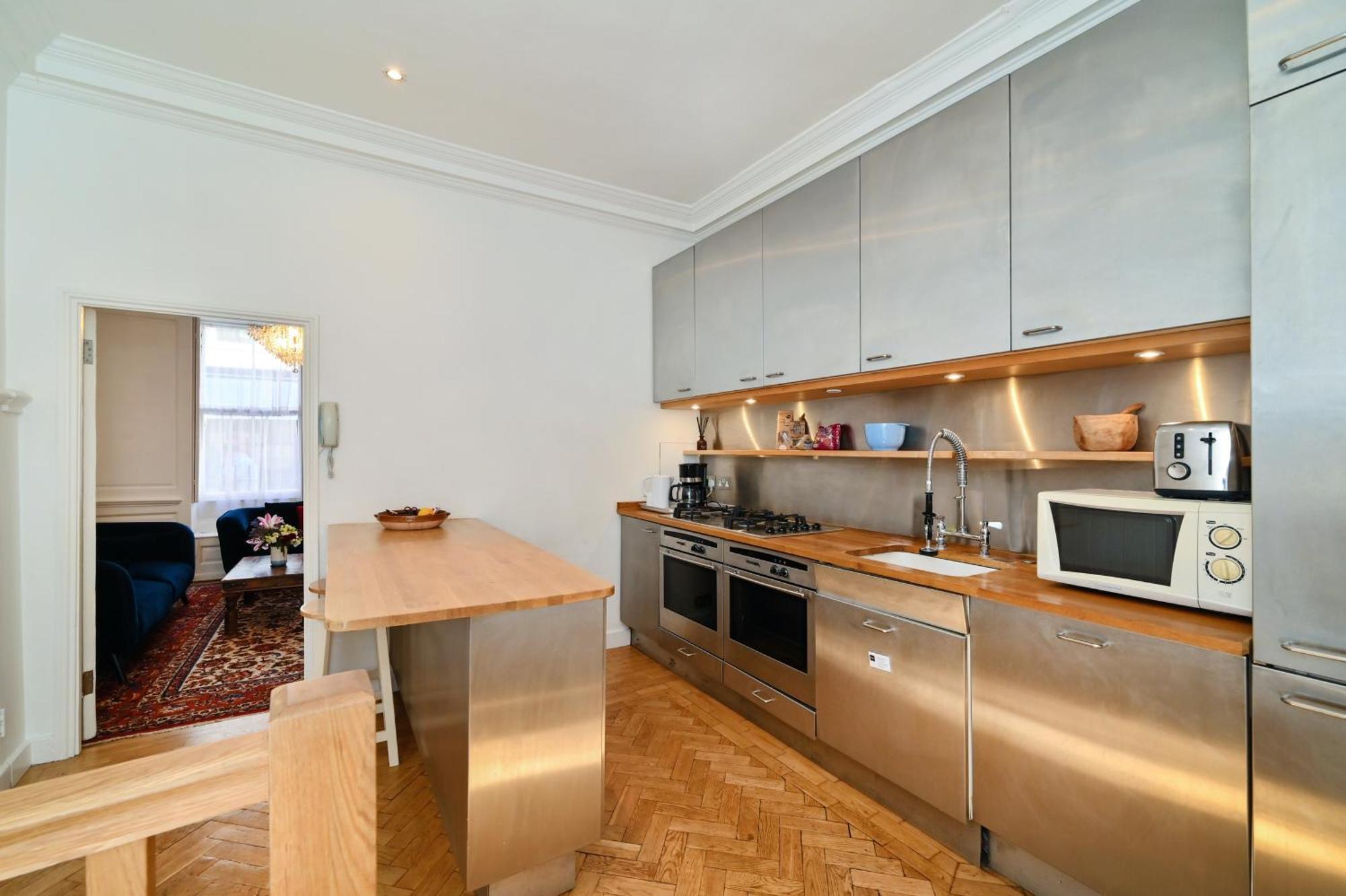 Spacious Soho On Quaint Cobbled Street * London