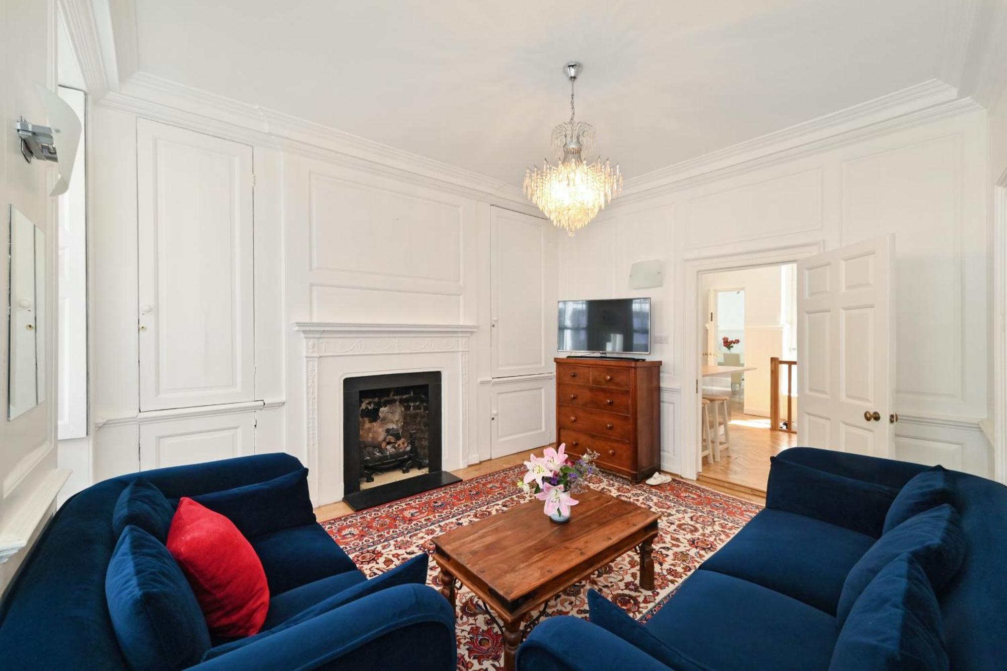Spacious Soho On Quaint Cobbled Street