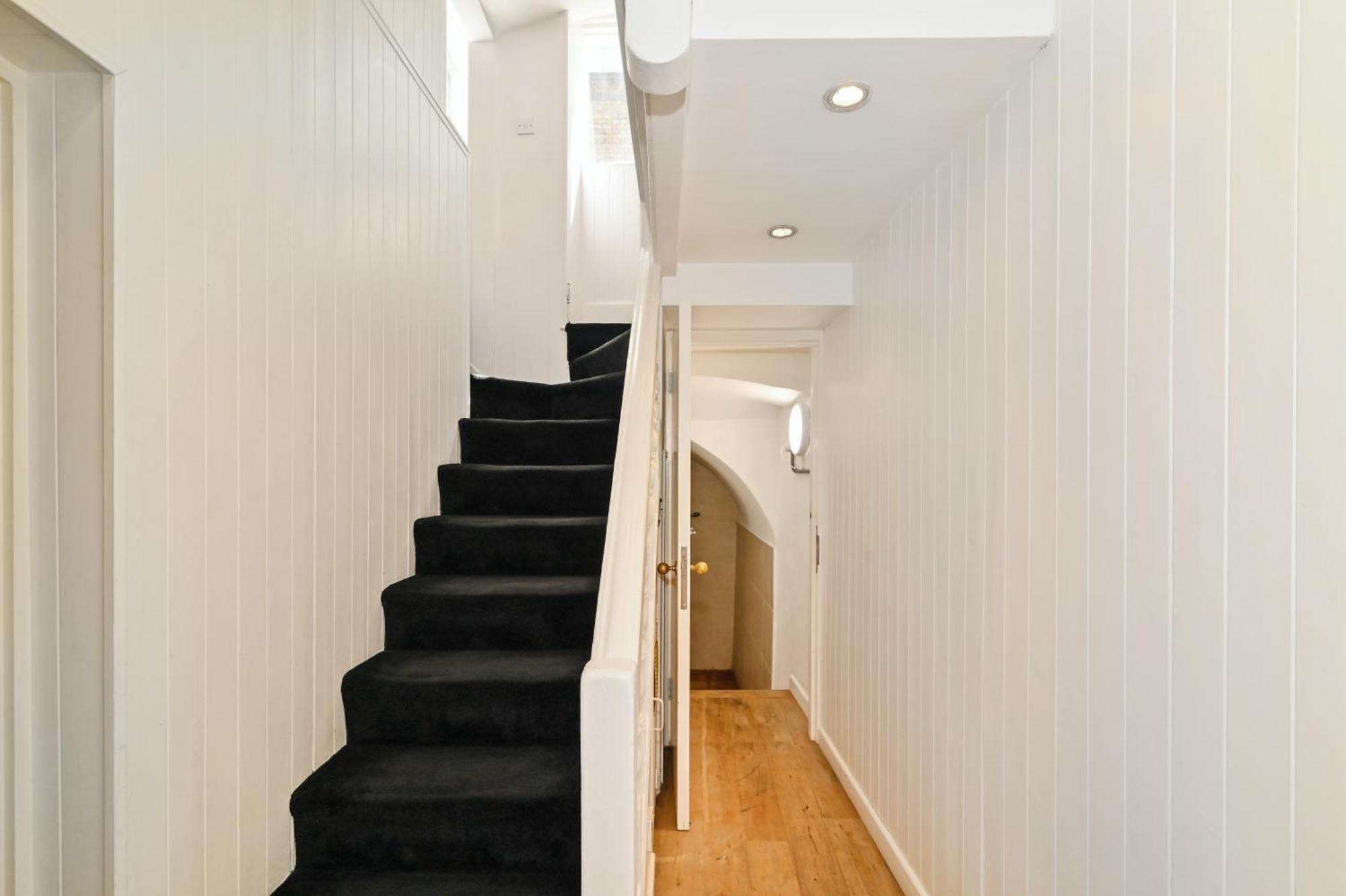 Spacious Soho On Quaint Cobbled Street Apartment