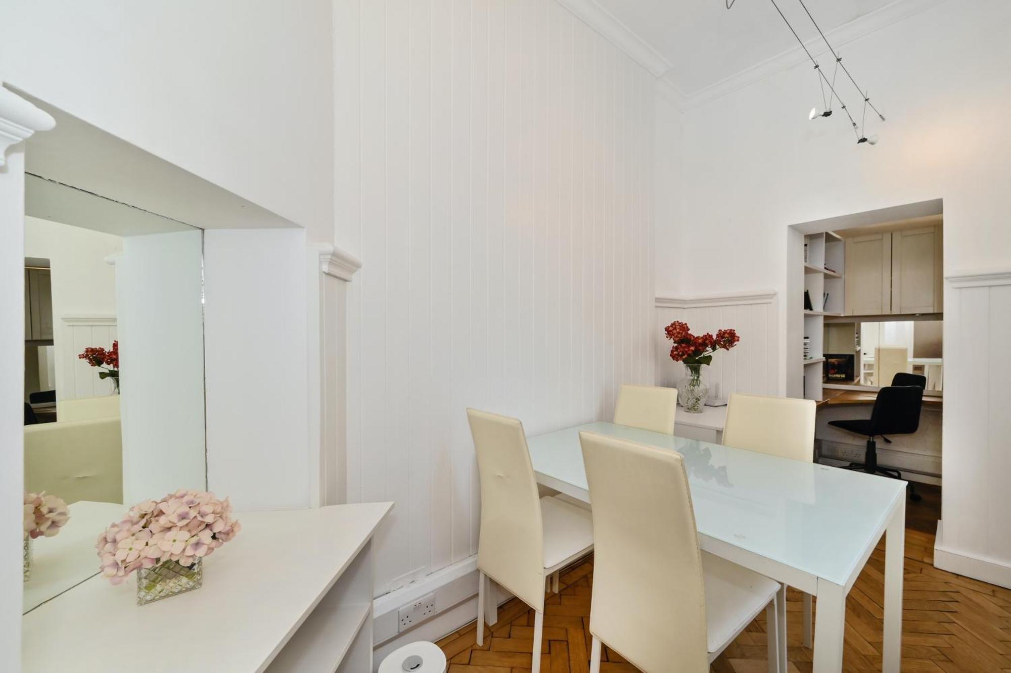 Spacious Soho On Quaint Cobbled Street Apartment *
