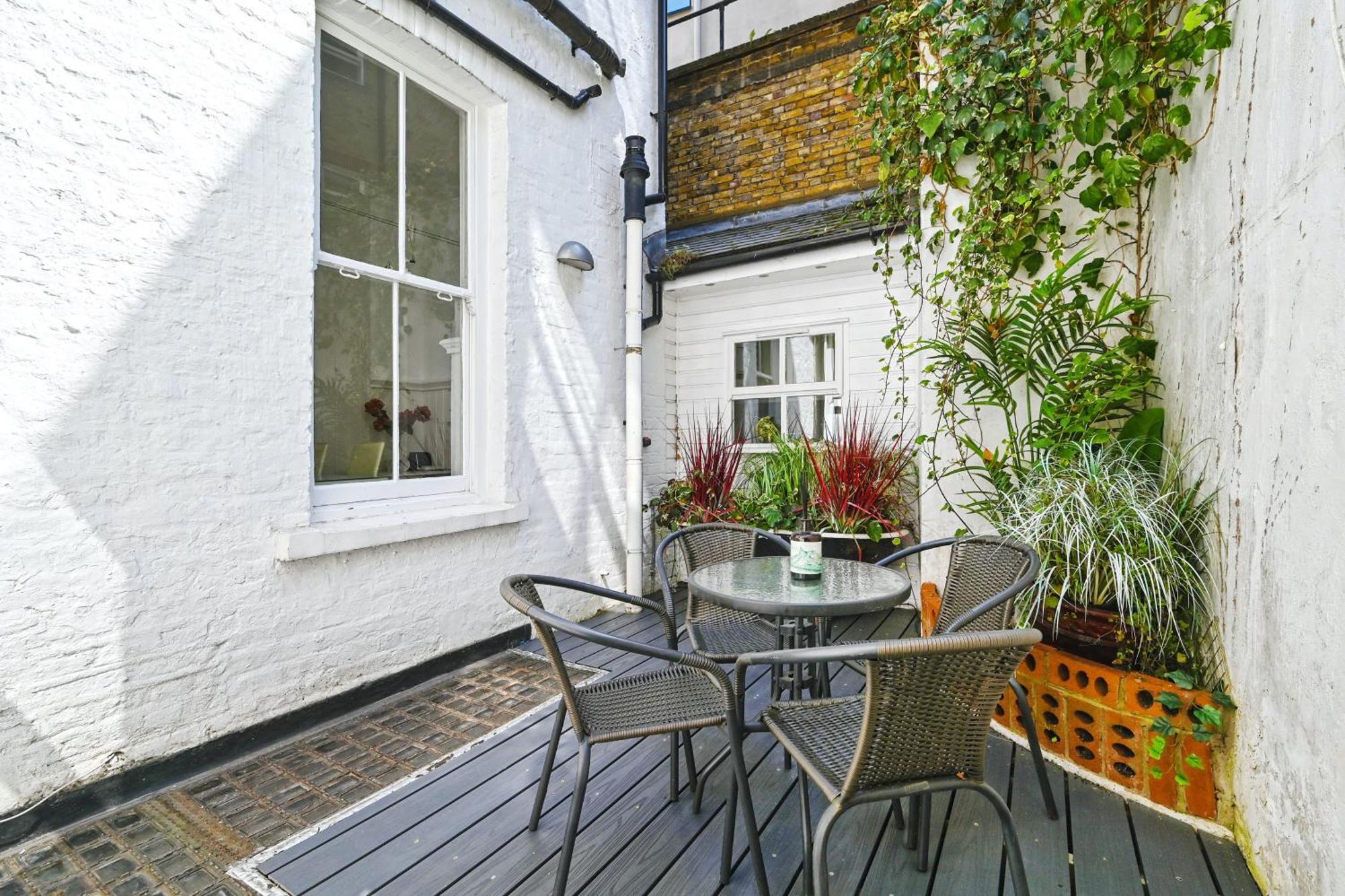 Spacious Soho On Quaint Cobbled Street London
