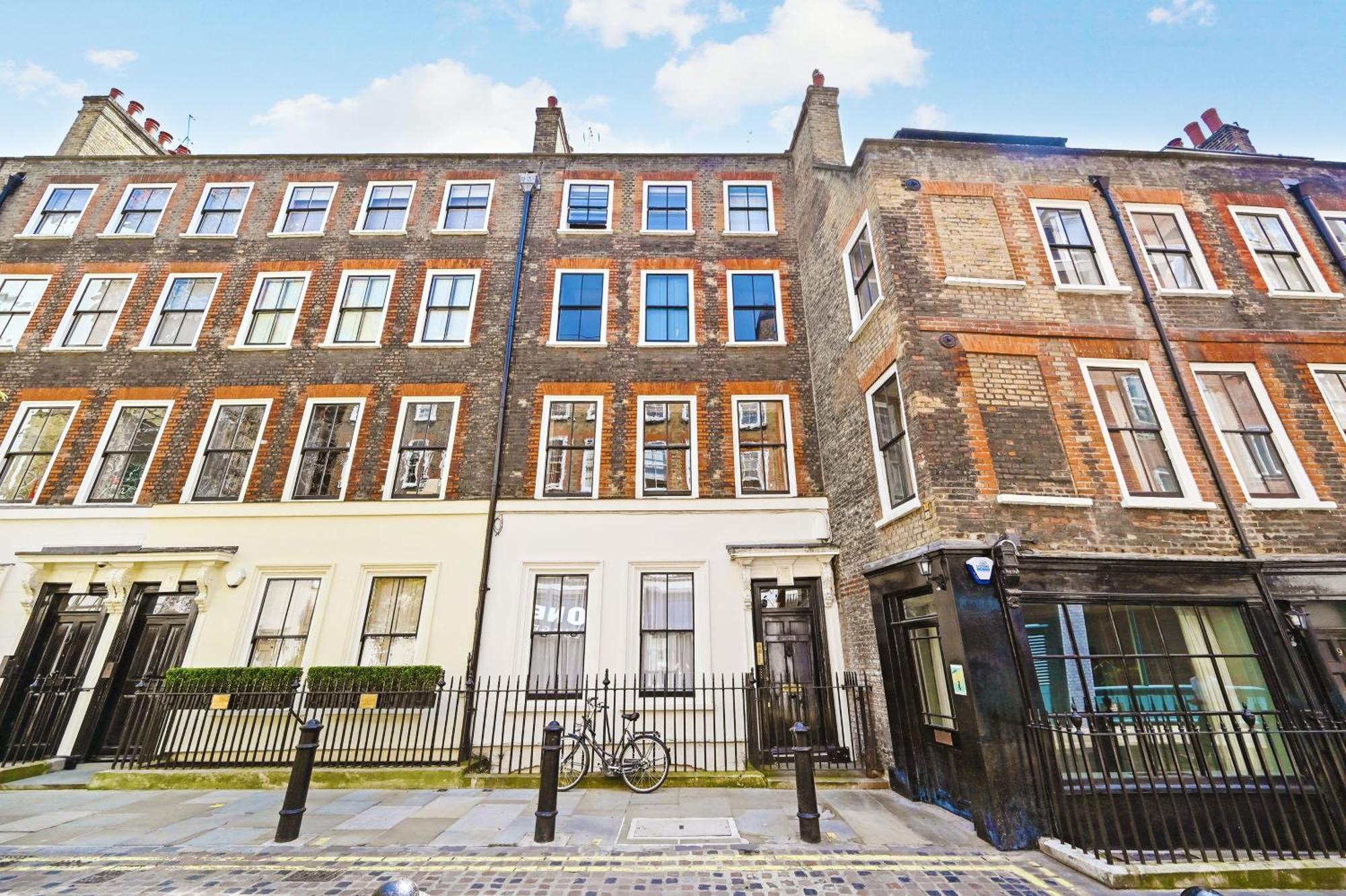 Spacious Soho On Quaint Cobbled Street Apartment London