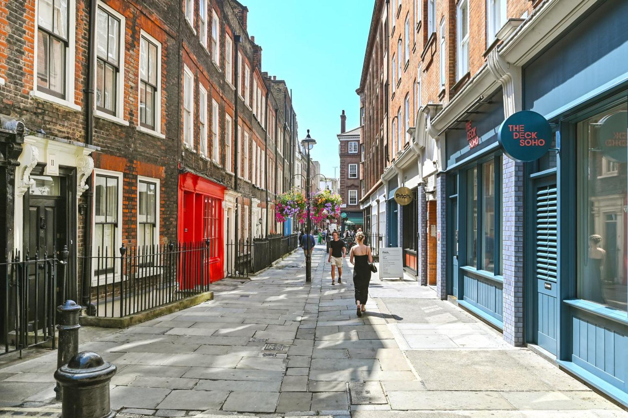 Spacious Soho On Quaint Cobbled Street *