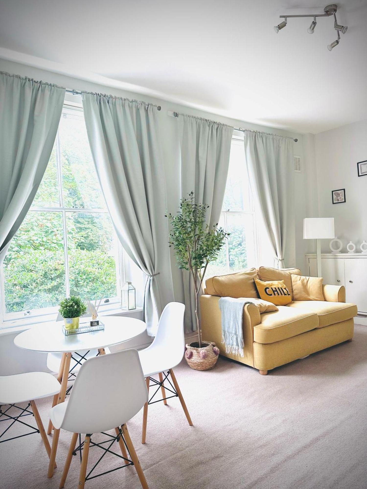 Apartment Oval *