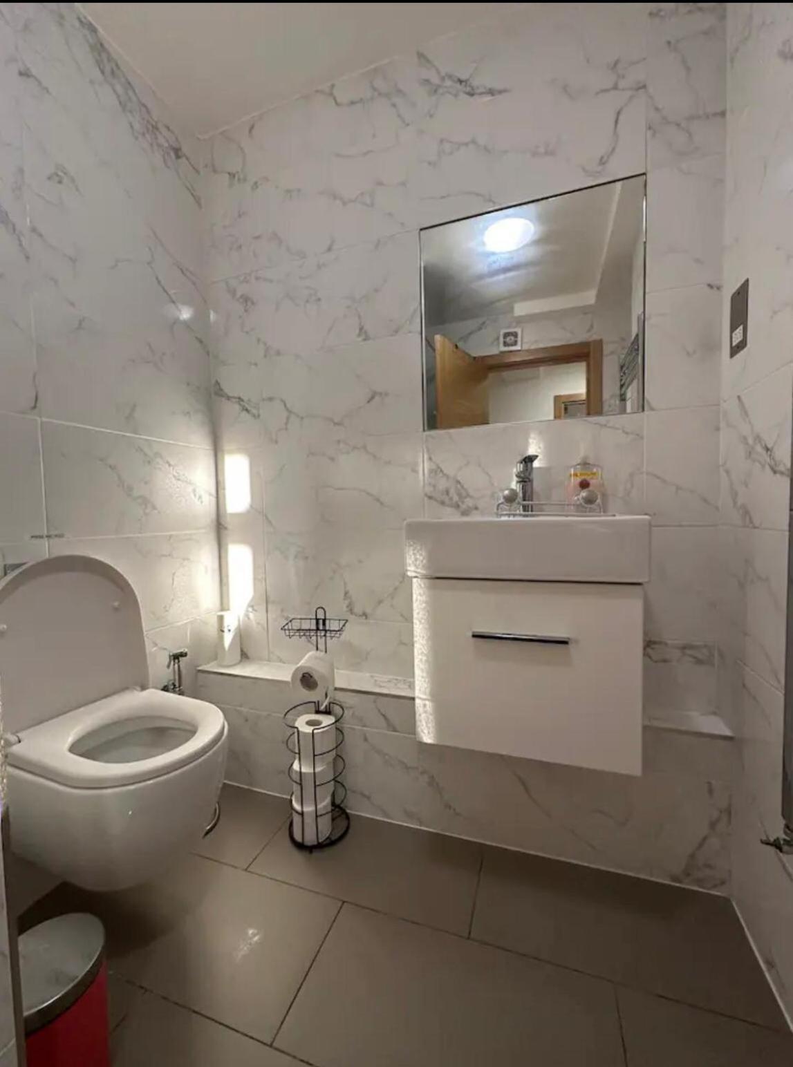 Stunning 2 Bedrooms, 2 Bathrooms Flat. * London