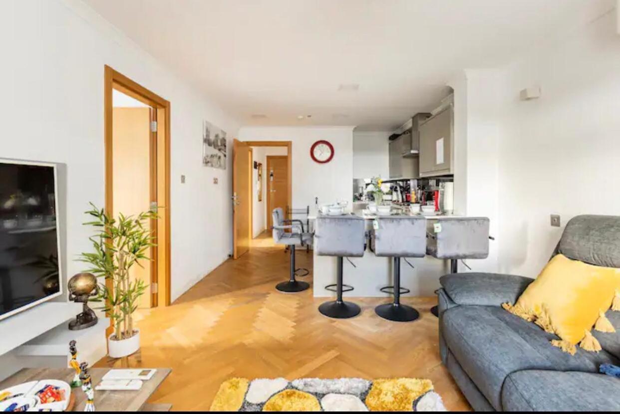 Stunning 2 Bedrooms, 2 Bathrooms Flat. * London