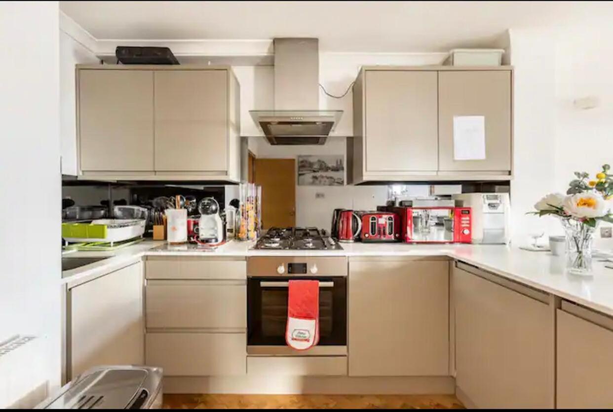 Apartment Stunning 2 Bedrooms, 2 Bathrooms Flat.