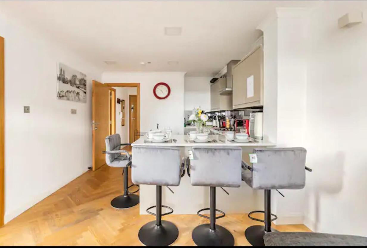 Stunning 2 Bedrooms, 2 Bathrooms Flat. Apartment *