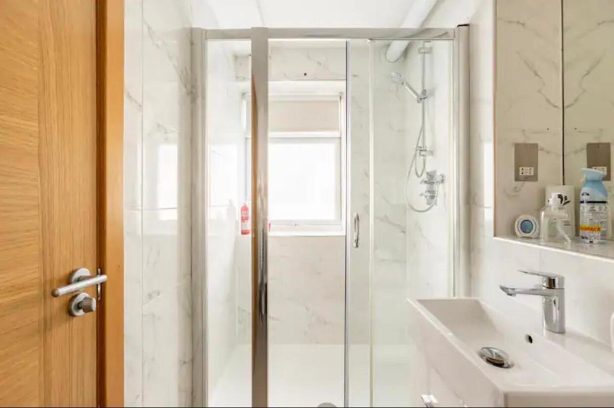 Stunning 2 Bedrooms, 2 Bathrooms Flat. * London