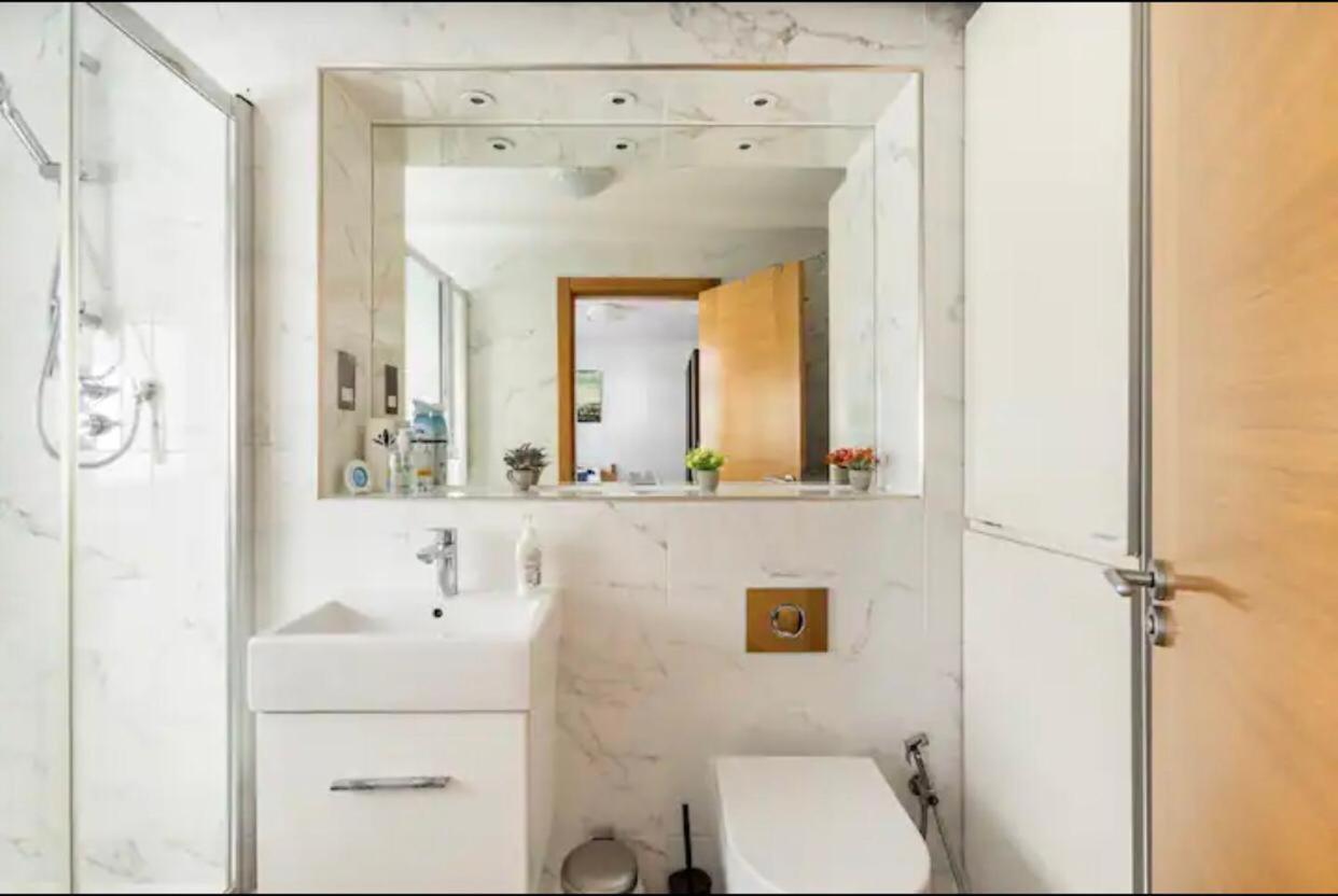 Stunning 2 Bedrooms, 2 Bathrooms Flat. Apartment *
