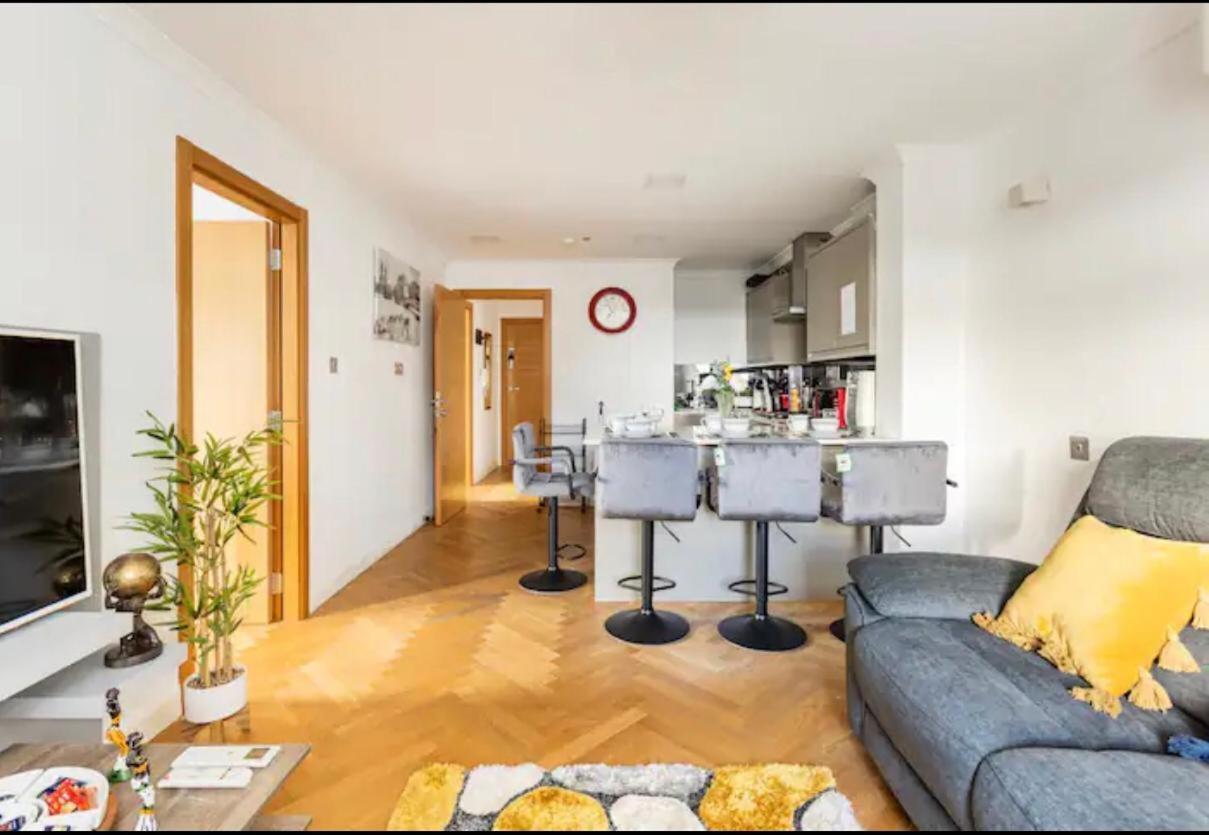 Stunning 2 Bedrooms, 2 Bathrooms Flat. Apartment *
