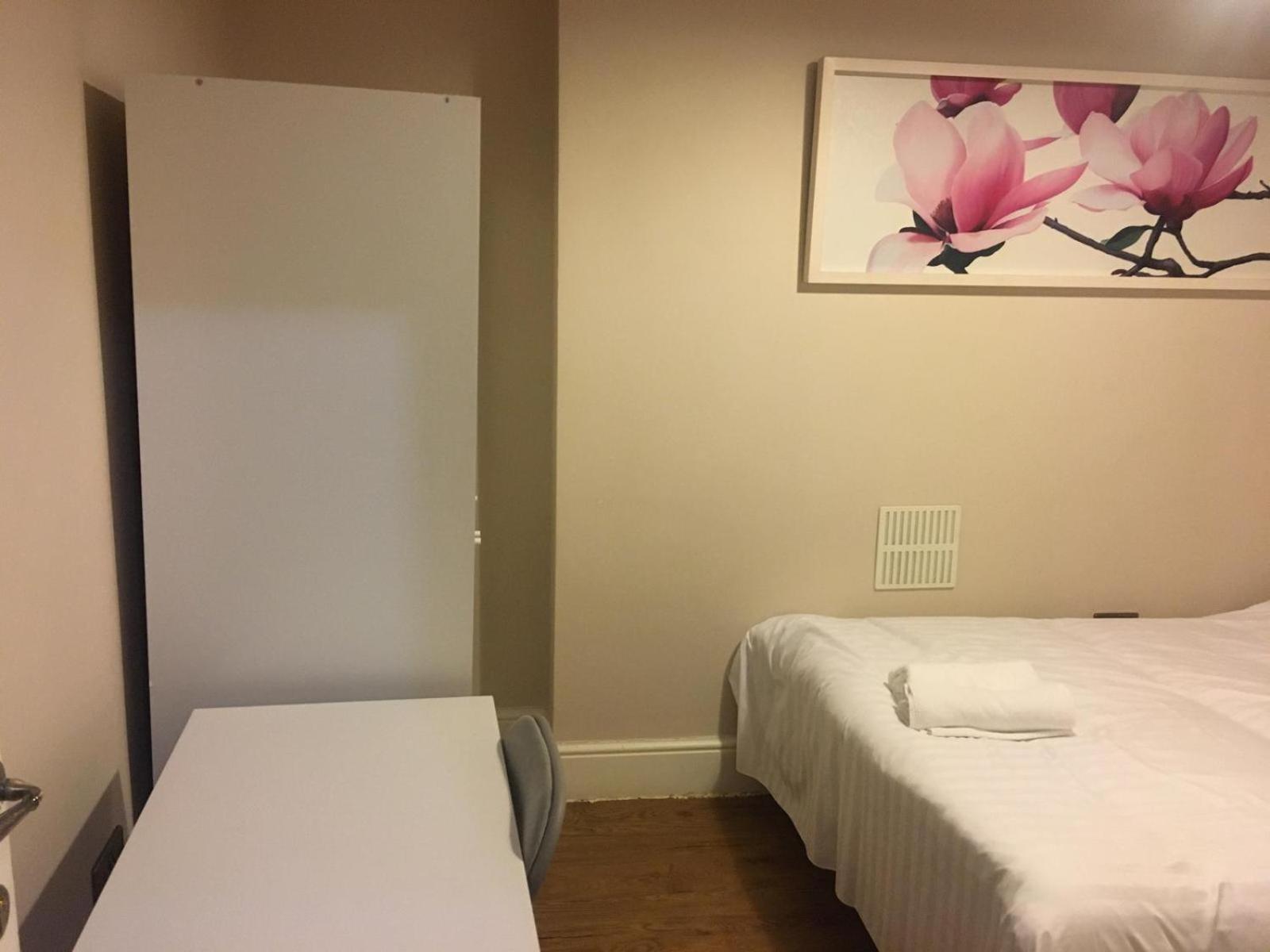 Guest house Kingdom Holiday - 709 Commercial Road London