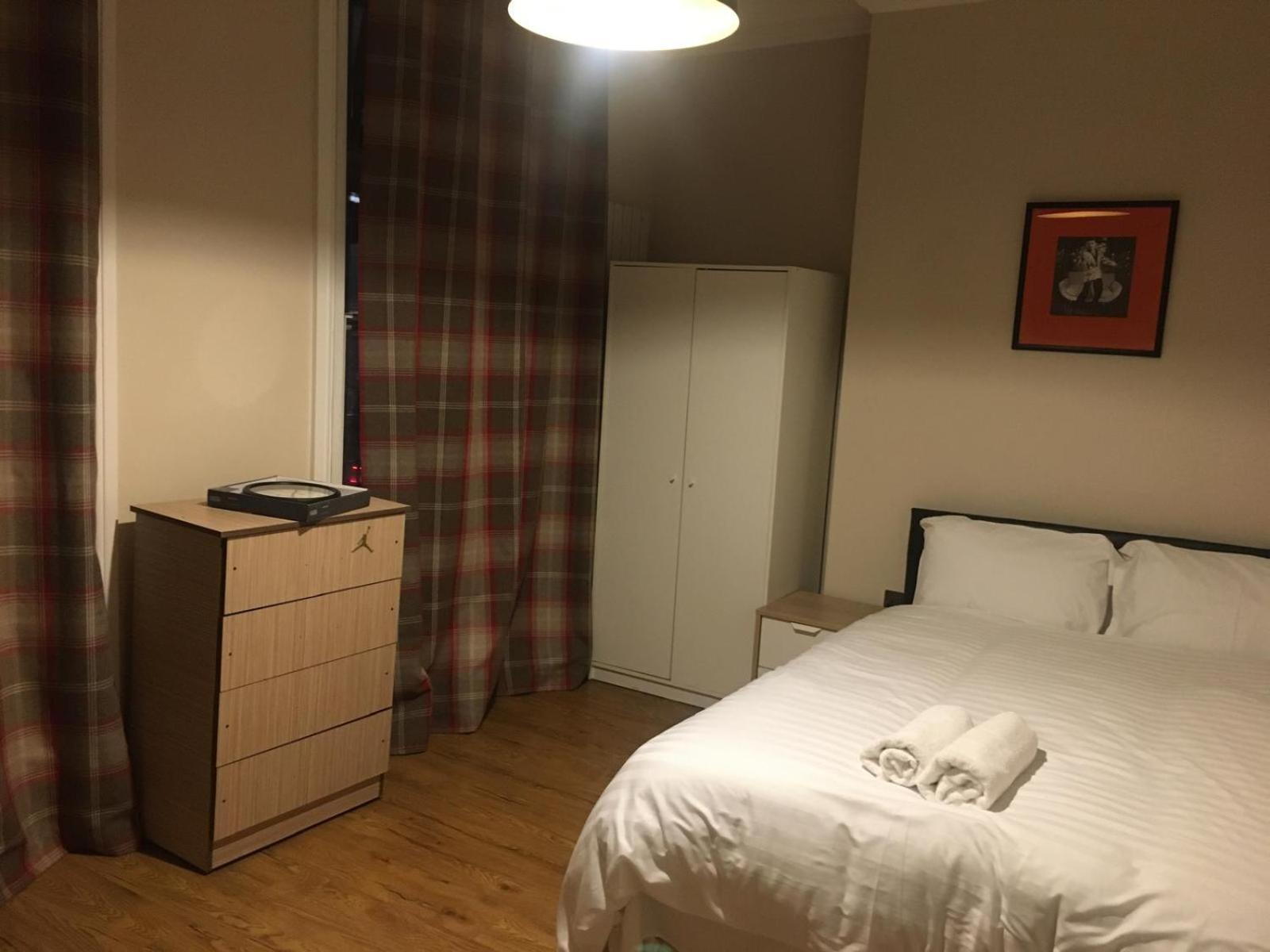 Guest house Kingdom Holiday - 709 Commercial Road London