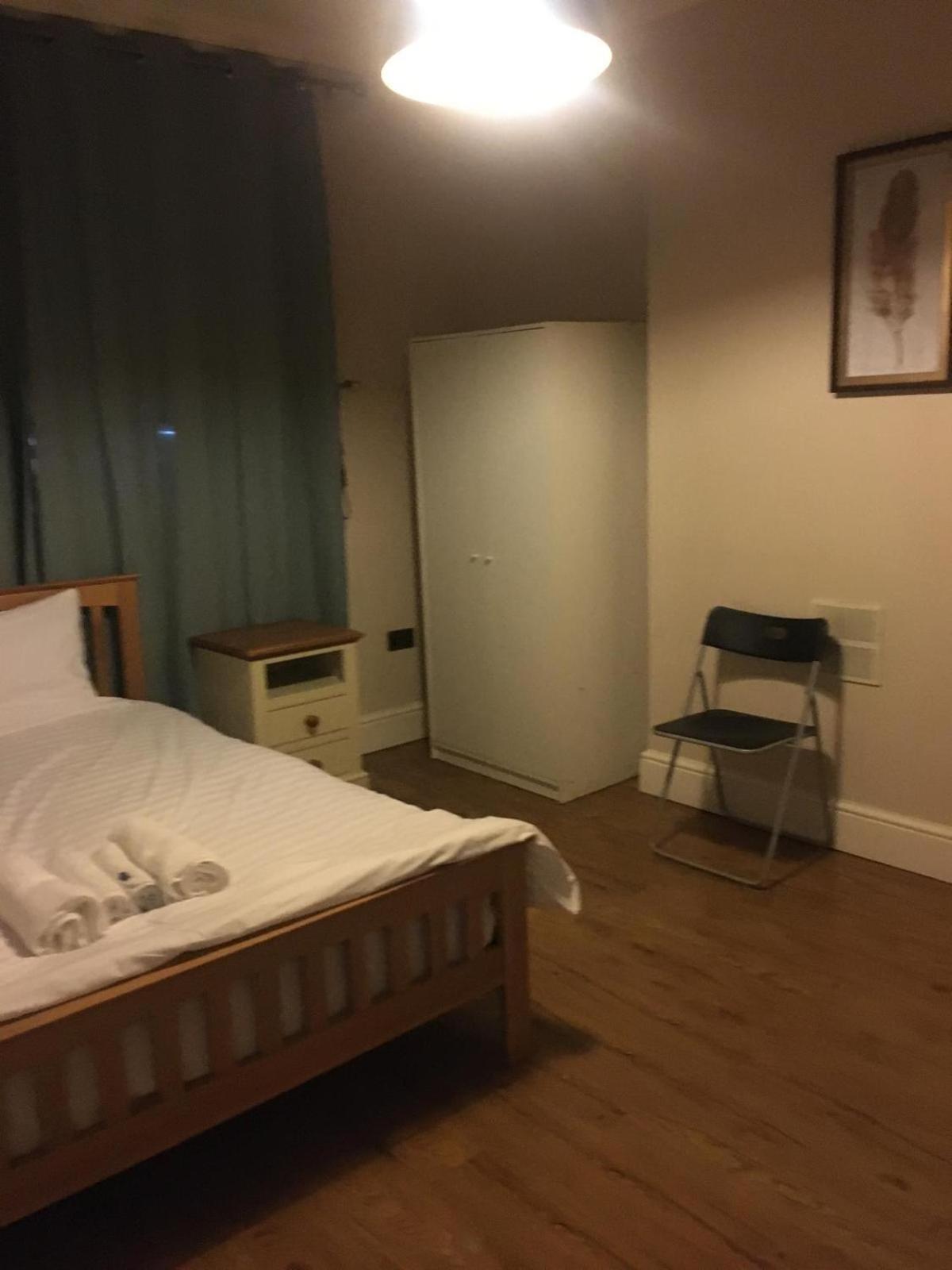Guest house Kingdom Holiday - 709 Commercial Road London