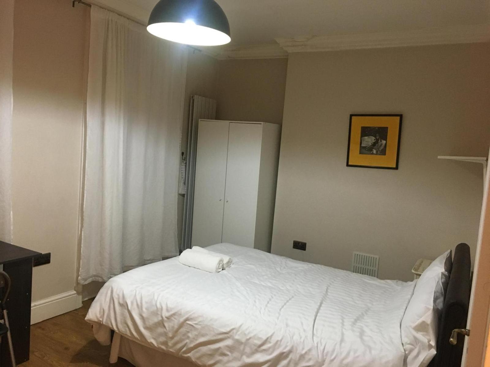 Guest house Kingdom Holiday - 709 Commercial Road London